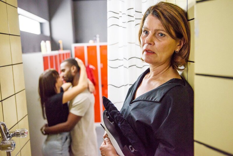 Michelle (Franziska Benz, l.) ahnt in ihrem Glück mit Moritz (Tijan Njie) nicht, dass Susanne (Hanne Wolharn) ihre Schlittschuhe manipuliert. – Bild: RTL /​ Julia Feldhagen