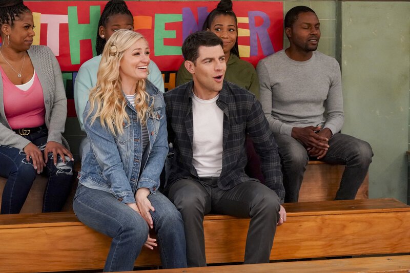 Gemma Johnson (Beth Behrs, l.); Dave Johnson (Max Greenfield, r.) – Bild: © 2020 CBS Broadcasting, Inc.  /​ Monty Brinton /​ Monty Brinton
