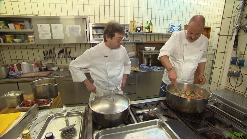 In dieser Woche darf Frank Rosin (r.) Höhenluft schnuppern. Seine Reise führt ihn in die Rhön, ein Mittelgebirge im Dreiländereck Bayern, Hessen und Thüringen … – Bild: Kabel Eins