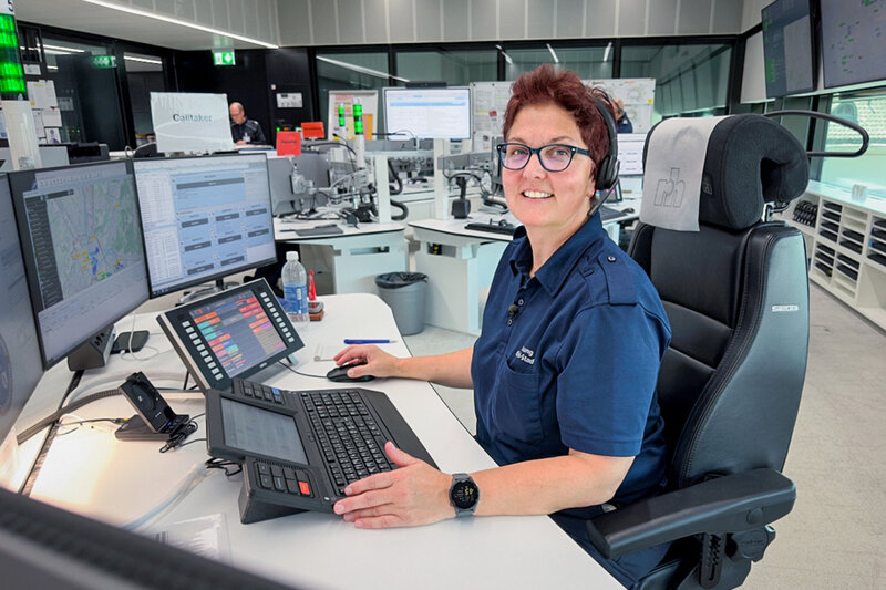 Notrufzentrale – Staffel 1; Michele Corminboeuf in der Notrufzentrale Basel. – Bild: SRF1