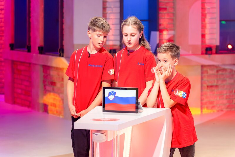Das rote Team aus Draufeld in Slowenien gibt beim Raten alles. – Bild: ORF/​ZDF/​Ralf Wilschewski