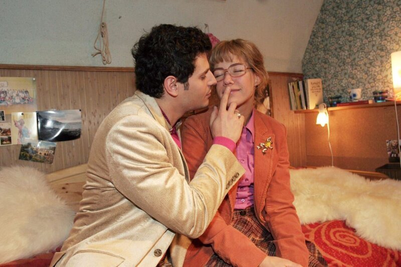 Als Rokko (Manuel Cortez, l.) merkt, wie nervös Lisa (Alexandra Neldel, r.) bei ihrem Zusammensein ist, verhält er sich wie ein Gentlement. – Bild: Sat.1 emotions