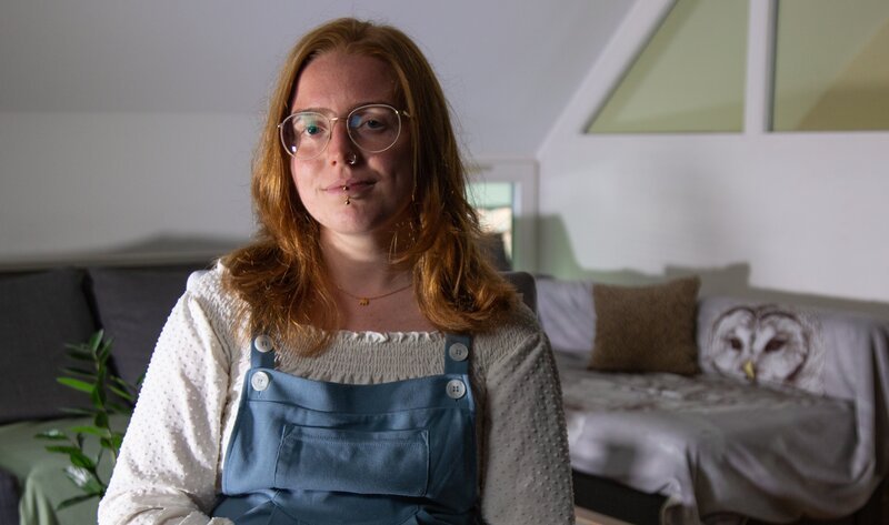 Bei Monja (26) beginnen schon im jugendlichen Alter Depressionen, Selbstverletzungen und essgestörte Verhaltensweisen. Eine enge Freundin sowie ein fachliches Netzwerk versuchen sie aufzufangen. Monjas Arbeit als Ergotherapeutin und ihre Leidenschaft zum Sport helfen auch dabei. Assistenzhündin Tracy unterstützt Monja im Alltag. – Bild: ZDF und Screen Land Film/​Jaöka Klocke