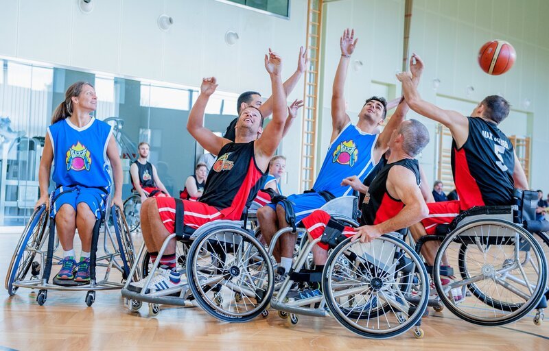 David Miesmer (Tim Weixler, mit Komparsen). – Bild: ORF 1