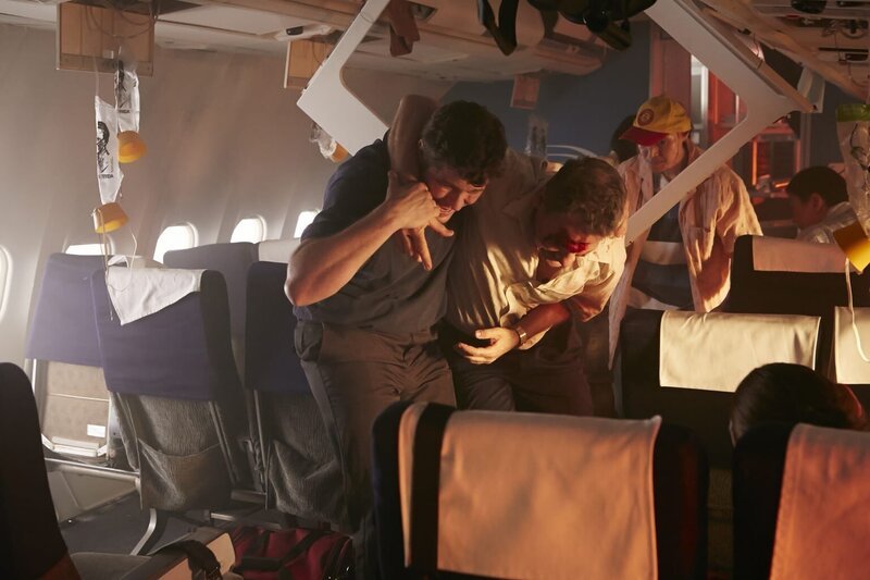 Auf ihrem Flug von Jakarta nach Yogyakarta verläuft eigentlich alles nach Plan, doch als der Garuda Flug 200 landen will, setzt das Flugzeug so hart auf, dass es über die Landebahn hinausschließt und in einem Reisfeld in Flammen aufgeht. Die Passagiere wie Kyle Quinlan (Tyler Blake Smith, l.) und Michael Hatton (Thom Vernon, r.) versuchen verzweifelt, dem Inferno zu entkommen … – Bild: KA1D /​ Cineflix