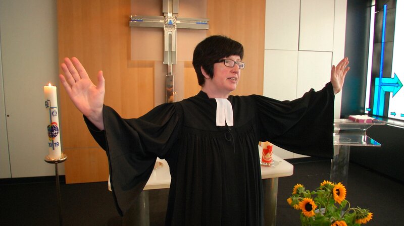 Flughafenpfarrerin Bettina Klünemann ist für zwei Kapellen mit verantwortlich. – Bild: HR