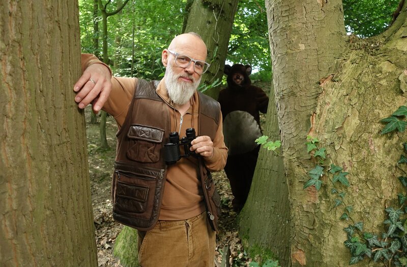 Von Begegnungen mit Braunbären wird jetzt auch öfter in Europa berichtet. Die Bärenbestände haben sich erholt, z.B. im Trentino in Italien oder in den Karpaten in Rumänien. Aber der Mensch dringt oft zu weit in die Lebensräume der Bären ein, hinterlässt u.a. Müll und bedroht ihr Zuhause. Was also tun, wenn die Bären auf der Suche nach Nahrung uns Menschen zu nahe kommen? Thomas D hat drei gute Verhaltens-Tipps – bei „Wissen vor acht – Natur“. – Bild: ARD/​Bavaria Entertainment/​Melanie Grande