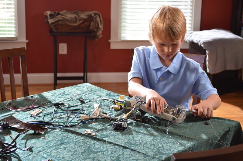 Recreation: Young Henry twin tinkering with electronics.Talent: Camren Klenke. – Bild: Discovery Communications, LLC.