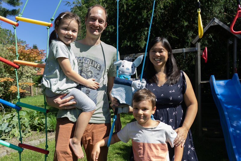 Alexander und seine Familie. – Bild: KiKA/​Lupalipa Media