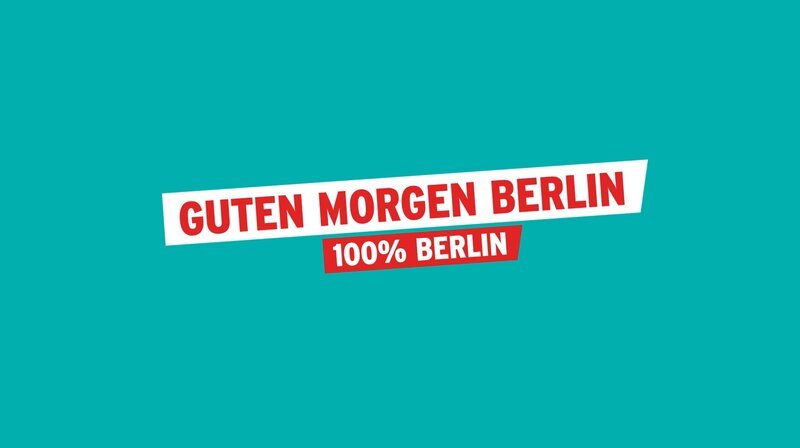 RUNDFUNK BERLIN-BRANDENBURG Der Morgen in Berlin und Brandenburg live im TV - rbb-Radios gehen ins Fernsehen Guten Morgen Berlin, Guten Morgen Brandenburg: Zwei Stunden Radio im Fernsehen mit Kameras in den Radio-Studios, die den Moderator:innen über die Schulter gucken, sowie Live-Bildern von vielen zentralen Orten der Stadt und des Landes Brandenburg. Außerdem bekommt das Publikum die bewährt guten Informationen und die Musikauswahl der Radioprogramme sowie jede Menge Service-Grafiken. Zum Beispiel den Staumelder für die Stadtautobahn, der den Zuschauer:innen zeigt, wie viel mehr Zeit sie heute für den Arbeitsweg einkalkulieren müssen. – Bild: rbb / rbb Presse & Information RUNDFUNK BERLIN-BRANDENBURG Der Morgen in Berlin und Brandenburg live im TV - rbb-Radios gehen ins Fernsehen Guten Morgen Berlin, Guten Morgen Brandenburg: Zwei Stunden Radio im Fernsehen mit Kameras in den Radio-Studios, die den Moderator:innen über die Schulter gucken, sowie Live-Bildern von vielen zentralen Orten der Stadt und des Landes Brandenburg. Außerdem bekommt das Publikum die bewährt guten Informationen und die Musikauswahl der Radioprogramme sowie jede Menge Service-Grafiken. Zum Beispiel den Staumelder für die Stadtautobahn, der den Zuschauer:innen zeigt, wie viel mehr Zeit sie heute für den Arbeitsweg einkalkulieren müssen. – Bild: rbb / rbb Presse & Information