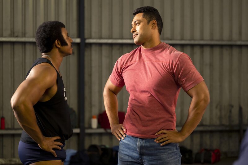 L-R: Joseph Lee Anderson as Rocky Johnson, Uli Latukefu as Dwayne – Bild: Universal Television LLC