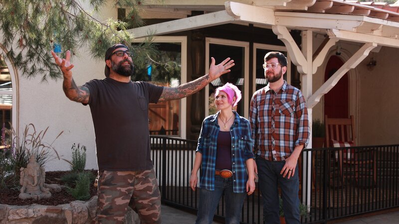 Host ANTONIO BALLATORE makes a grand gesture as homeowners SCOUT RASKIN and ROBBY DEFRAIN look on. – Bild: Tim Ronca /​ Animal Planet