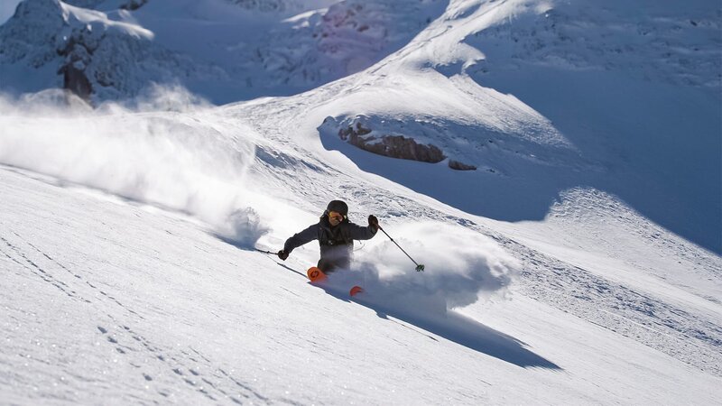 Ein Skifahrer gleitet über den Schnee. – Bild: HIGH VIEW