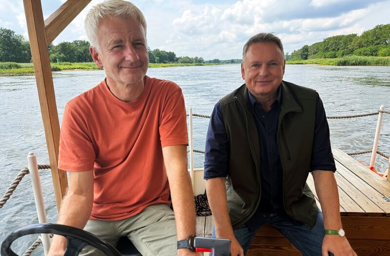 Axel Bulthaupt unterwegs auf der Oder. Axel und Piotr Wloch, Bootsbauer. – Bild: MDR/​Bigalke