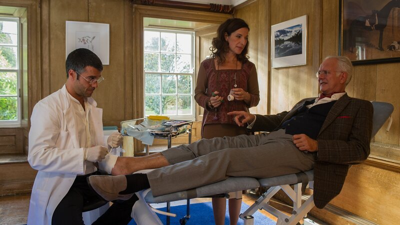 Der hypochondrische Lord Hurrleton (Harald Schmidt, r.) ist Dr. Rayans (Xaver Hutter, l.) bester Patient. Jasemin (Clelia Sarto, M.) assistiert dem Arzt. – Bild: ZDF/​JON AILES