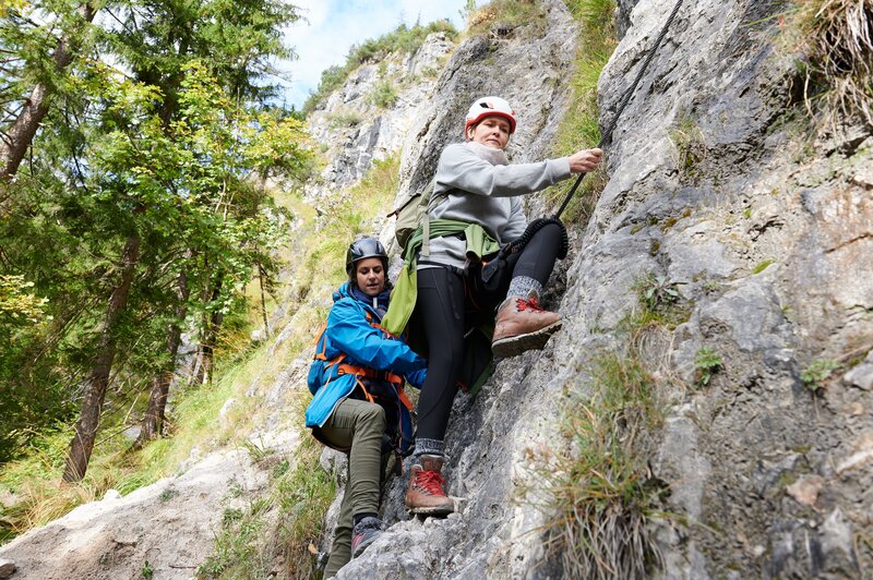 Der Aufstieg ist für Lena Lorenz (Judith Hoersch, r.) eine echte Herausforderung. Doch Julia Obermeier (Liane Forestieri, l.) hilft ihr über die schwierigsten Stellen hinweg. – Bild: Walter Wehner /​ ZDF