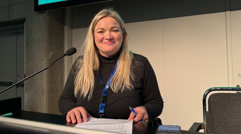 Maria auf dem Deutschen Krebskongress Berlin im Februar 2024 kurz vor ihrem Vortrag. – Bild: WDR/​Renate Werner