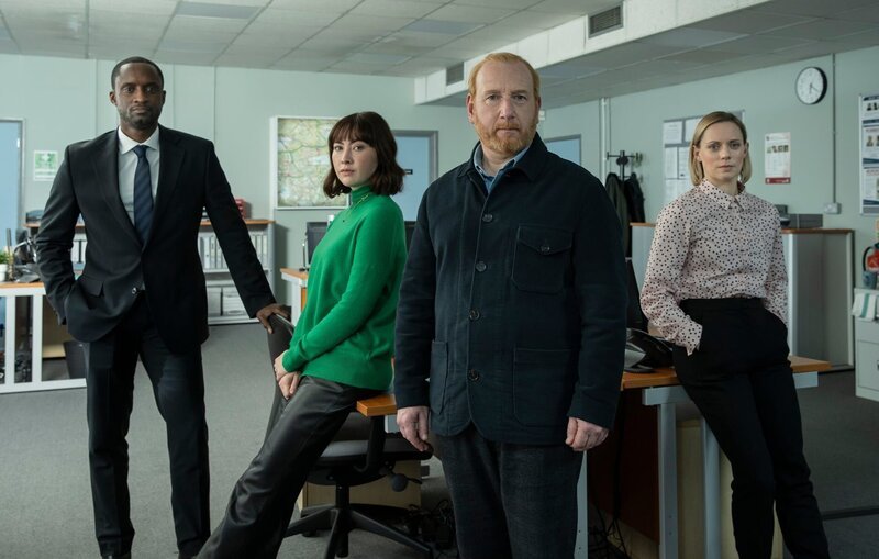 Von links: DC Connor Pollock (Peter Bankolé), DS Layla Walsh (Vanessa Emme), DI Max Arnold (Adrian Scarborough) und DC Jess Lombard (Lucy Phelps): Das Team muss einen mysteriösen Todesfall in einer luxuriösen Wohnanlage für Senioren aufklären. – Bild: ZDF