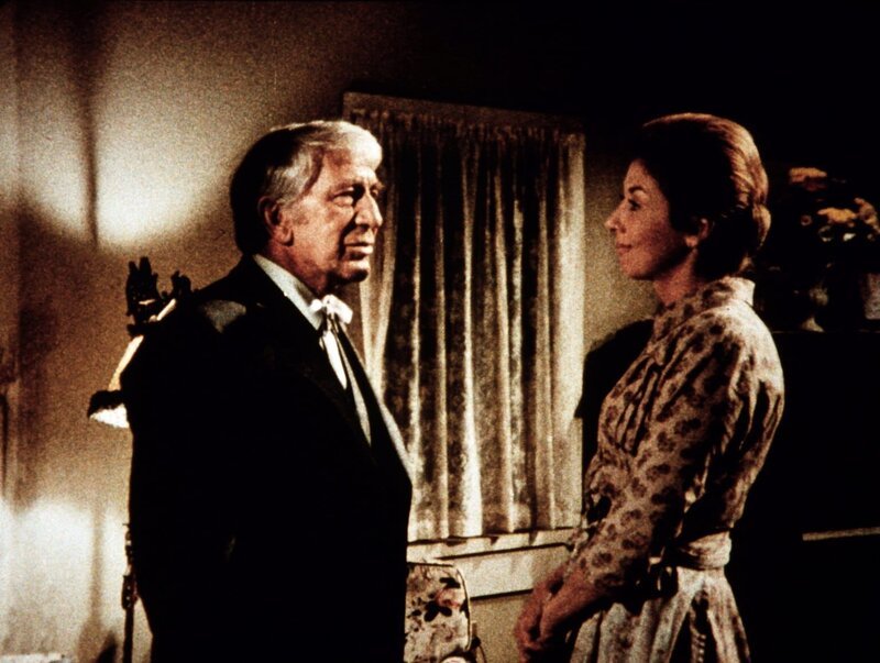 Olivia Walton (Michael Learned, r.) freut sich, ihren Onkel Cody (Eduard Franz, l.) nach langen Jahren in Waltons Mountain wiederzusehen. – Bild: Sat.1 Gold