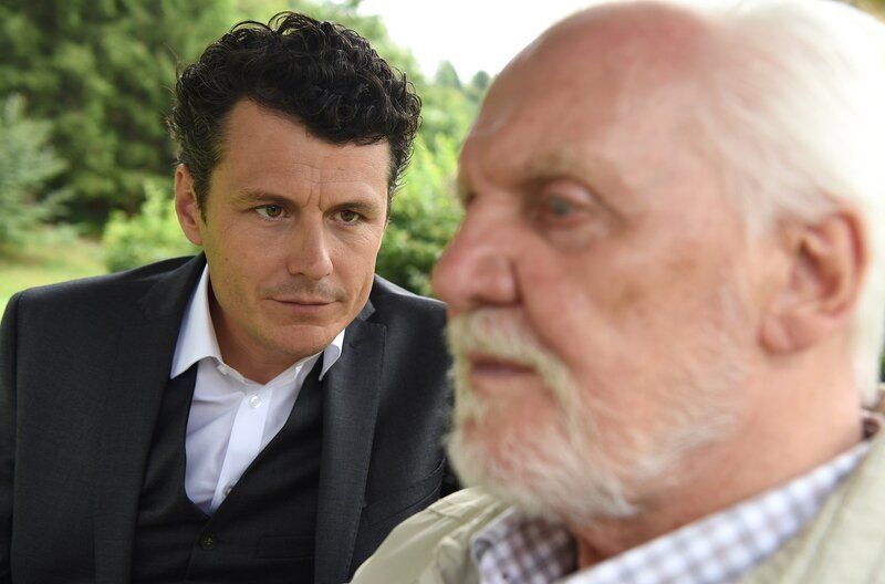 Konrad (Manuel Rubey) bittet seinen Vater Hans Wagner (Wolfgang Hübsch) um Rat. – Bild: ZDF und ARD Degeto/​ORF/​Film 27/​Hubert Mican