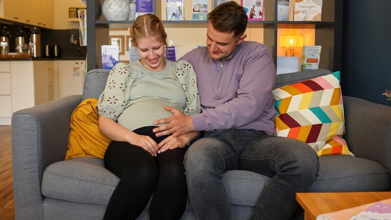 Kathleen und Hannes erwarten ihr erstes gemeinsames Baby. Sie ist selbst Hebamme und wünscht sich eine „perfekte“ Geburt – natürlich und spontan. – Bild: ZDF und SWR