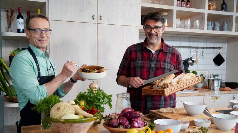 NDR Fernsehen ISS BESSER! MIT DEM ERNÄHRUNGS-DOC, „Kochen mit Tarik Rose und Dr. Matthias Riedl“. NDR Fernsehkoch Tarik Rose und Ernährungs-Doc Matthias Riedl verwandeln diesmal die Küche in eine Backstube. Damit liegen sie voll im Trend, denn immer mehr Menschen erfreuen sich am Backen, zum Beispiel an der Herstellung vom eigenen Brot. – Bild: NDR/​dmfilm/​Florian Kruck