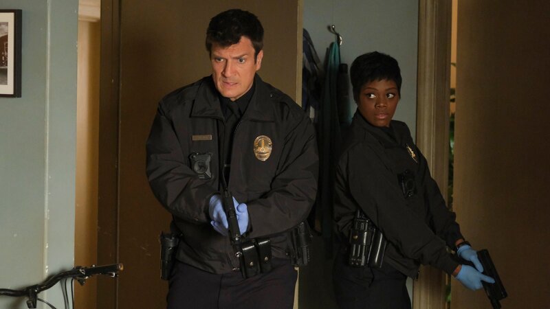 John Nolan (Nathan Fillion) und Talia Bishop (Afton Williamson) stürmen eine Wohnung zur Durchsuchung. – Bild: ZDF