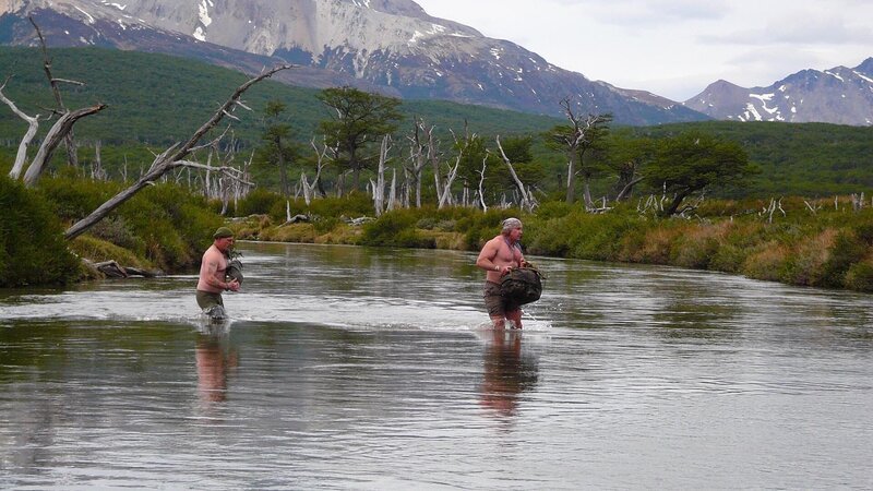 Cody Lundin and Dave Canterbury crossing a river. – Bild: Discovery Communications Inc /​ Richard Alindogan
