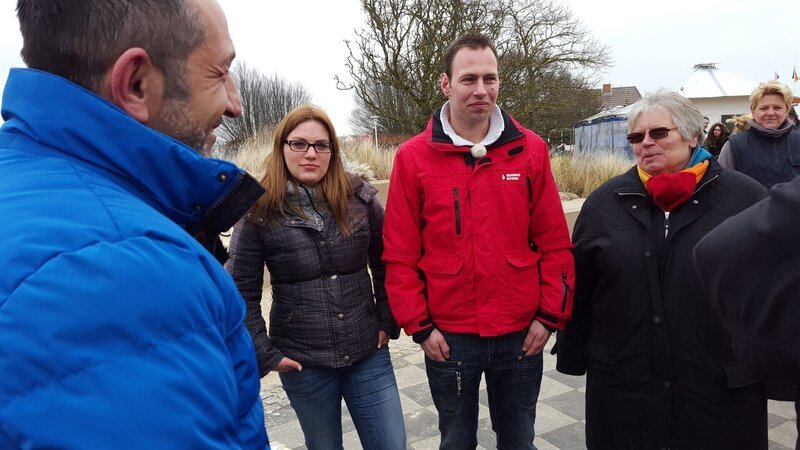 Am Flohmarkt v.l. Mauro Corradino, Nadja Macke, Thomas und Rosemarie Gambusch. – Bild: RTL II