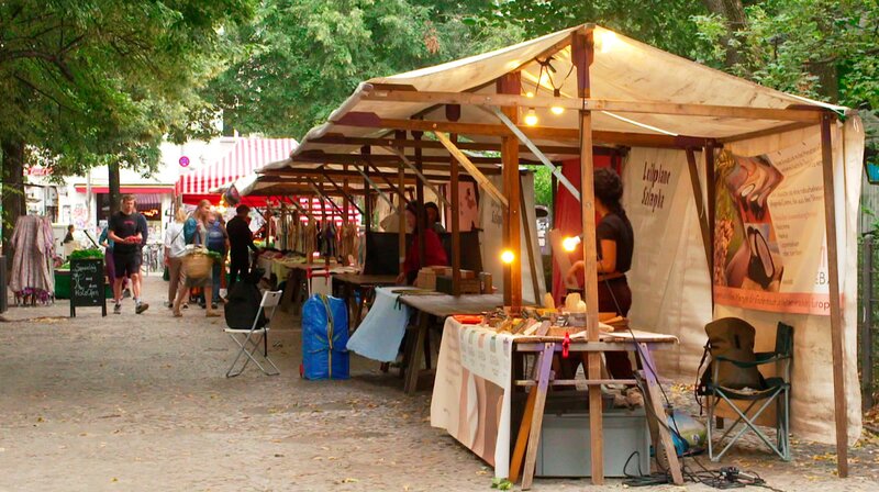 Boxi, Arkonaplatz oder Maybachufer. Fast jeder Kiez hat seinen Markt. Ein Spaziergang über Berlins Wochen- und Flohmärkte mit vielen Entdeckungen und Überraschungen – und natürlich vielen Schnäppchen. – Markt am Boxhagener Platz. – Bild: rbb/​Kristof Kannegießer /​ rbb Presse & Information