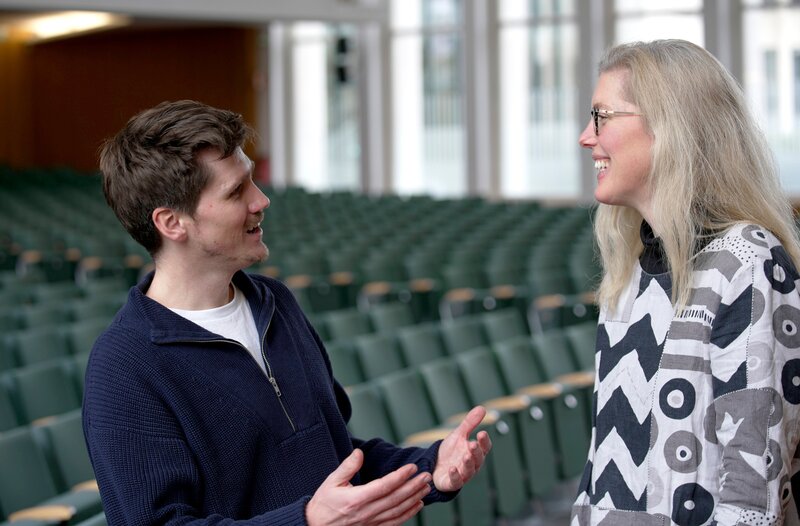 Frank Seibert und Kristin Drenkhahn im Auditorium der FU Berlin. Die Professorin ist eine der wenigen Gefängnisforscherinnen in Deutschland. Sie untersucht das soziale Klima in Gefängnissen. – Bild: MDR/​Werkblende