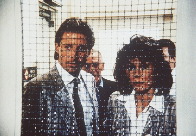 Amanda (Kate Jackson, r.) und Lee (Bruce Boxleitner, l.) haben den entführten Archibald Mayfield in dem Seitentrakt eines Krankenhauses entdeckt. jetzt hilft nur besonnenes Vorgehen … – Bild: CBS Television