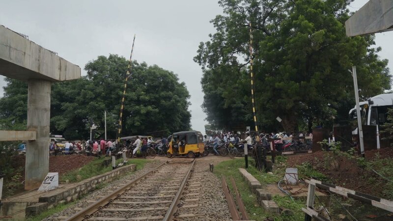 Bahnübergang bei Devakottai. – Bild: 3sat