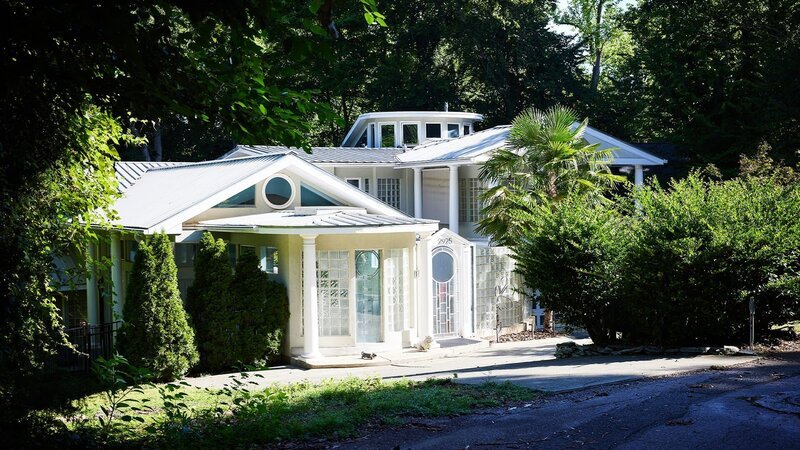 Photo of a house. – Bild: Warner Bros. Discovery