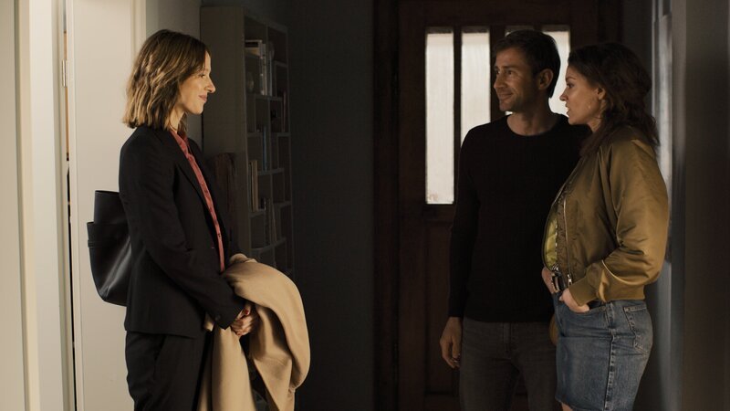 Charlie Menzinger (Markus Stoll, m.), Dr. Julia Kellerman (Lisa Bitter, l.) – Bild: Amazon Prime Highlights DE + AT