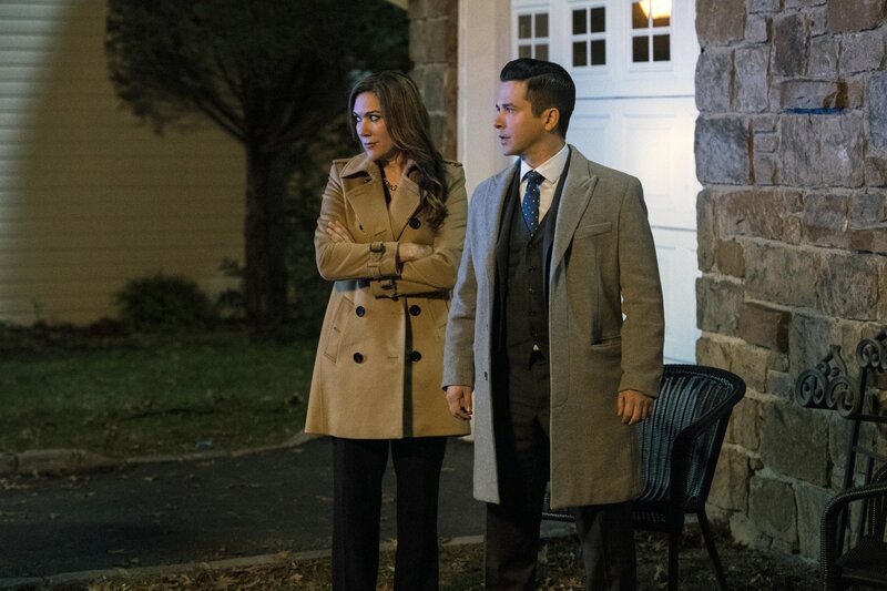 Thalia Macera (Nadia Dajani, l.); Benny Colón (Freddy Rodríguez, r.) – Bild: PLURIMEDIA (CBS Broadcasting, Inc.)