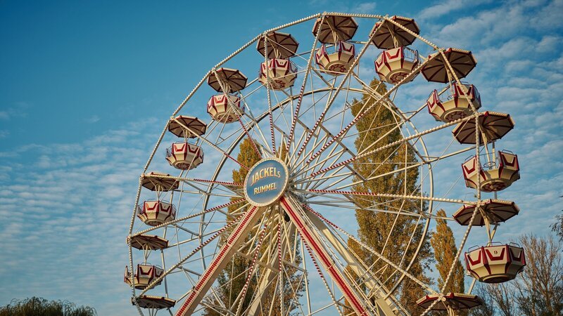 Unter dem alten Riesenrad von Jackels Rummel spukt es über Nacht. – Bild: KiKA