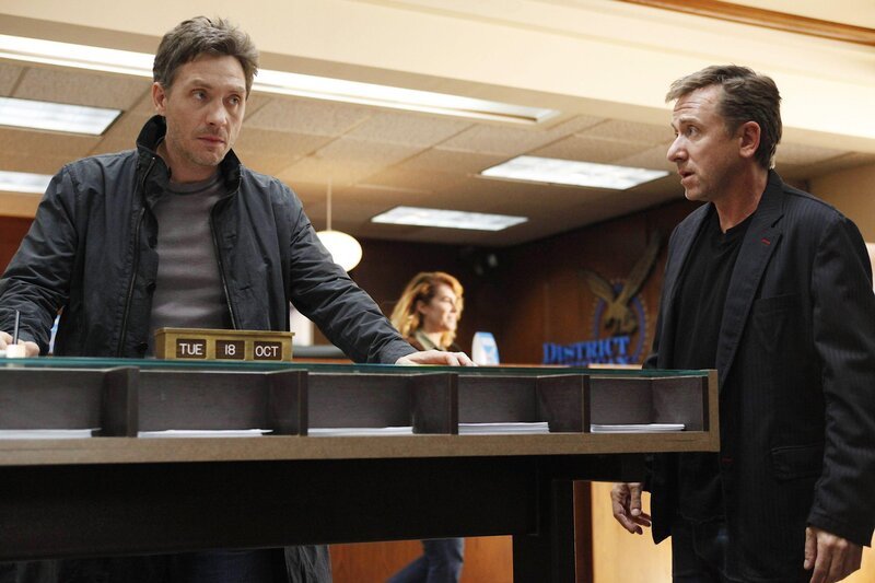 Mike Salinger (Shaw Doyle, l.) und Dr. Cal Lightman (Tim Roth) – Bild: RTL Crime