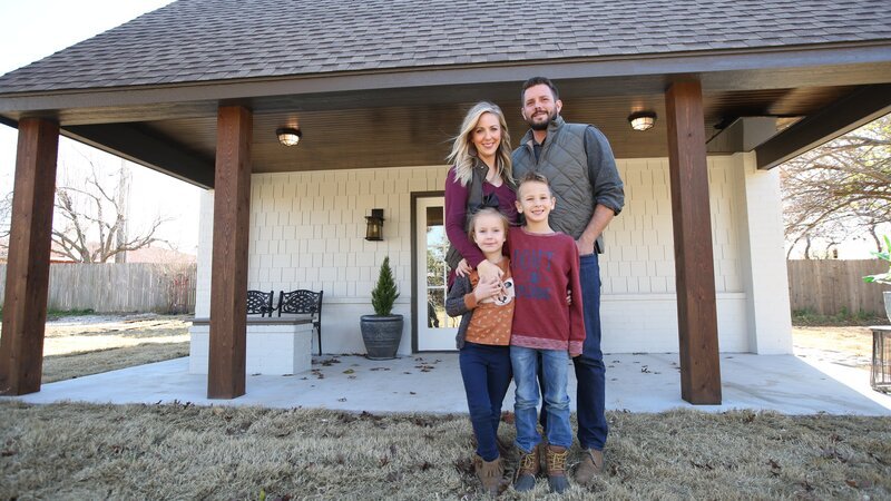 Justin, Jill, Graham (7) and Caroline (4), pose in front of their house, smiling at camera, in El Reno, Oklahoma, as seen on Tiny House, Big Living. – Bild: DIY Network/​Scripps Networks, LLC.