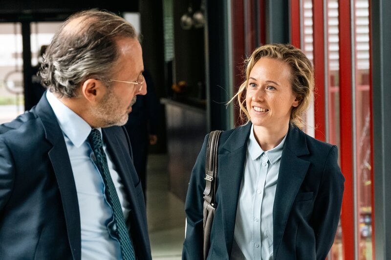 Isa Barsch (Nurit Hirschfeld, r.), Ex-Praktikantin von Steffen Kehlau (Robert Schupp, l.) und eine Freundin von Amira, wird des Mordes an ihrer Dozentin in der Staatsanwaltschaft beschuldigt. – Bild: Martin Rottenkolber /​ ZDF und Martin Rottenkolber