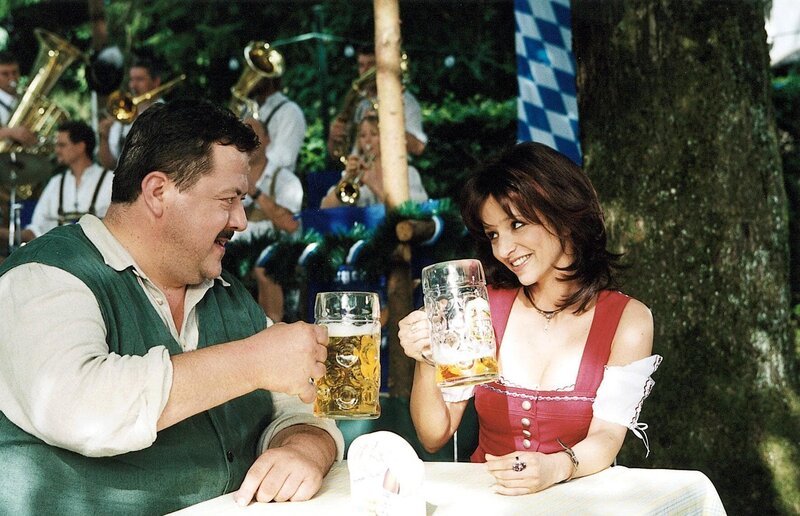 Kommissar Hofer ahnt nicht, dass die charmante Wally eine gewiefte Betrügerin ist (Joseph Hannesschläger, Sharon Brauner). – Bild: ORF/​Christian A. Rieger