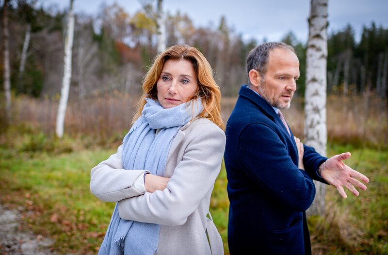 Im Gespräch mit Markus (Timo Ben Schöfer, r.) erwägt Alexandra (Daniela Kiefer, l.) weit weg vom Fürstenhof neu anzufangen. – Bild: ORF/​ARD/​Christof Arnold