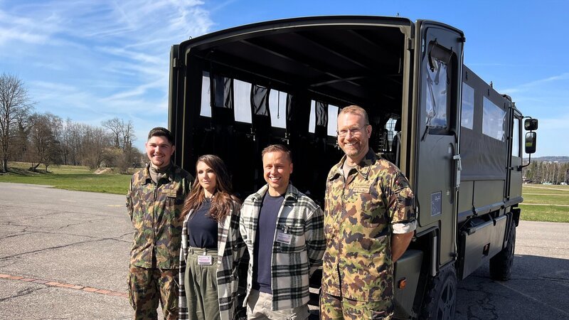 Ding Dong – Zeig mir dein Zuhause Staffel 8 Folge 1 Rekrutenschule in Frauenfeld TG: Rekrut Leotrim Gashi, Viola Tami, Jan Fitze und Oberst im Generalstab Pascal Muggensturm. – Bild: SRF