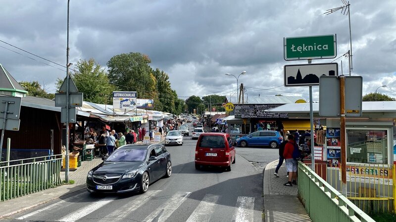 Der Markt in Leknica, kurz hinter der deutschen Grenze in Polen. Beliebt und Ziel der Deutschen, vor allem, wegen der günstigen Preise. Doch der Preisdruck steigt auch hier. – Bild: Jan Tenahven