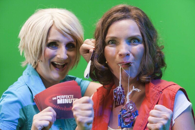 Die Perfekte Minute: Ulla Kock am Brink (Petra Nadolny, l.) und eine mutige Kandidatin (Martina Hill, r.) ... – Bild: ProSieben