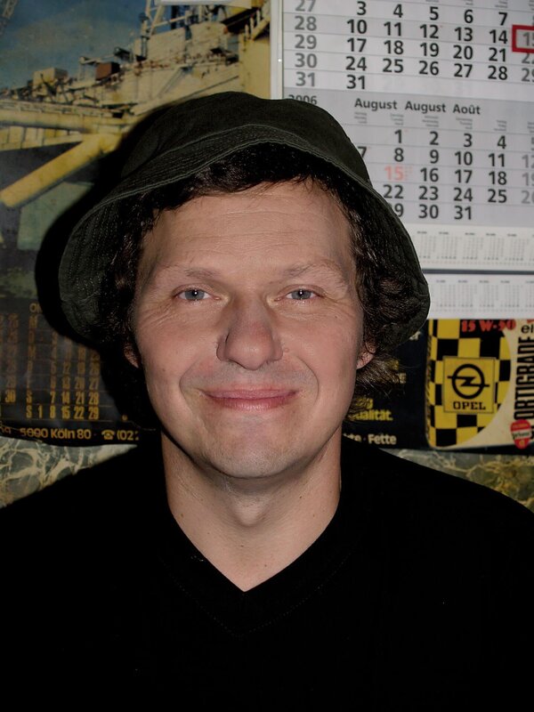 Tief im Westerwald, in der kleinen 1000-Seelen-Gemeinde Dernbach findet sich die wohl eigentümlichste Autoverwertung Deutschlands. In den Hallen des Familienbetriebs Ludolf lagern Millionen von Autoteilen in über Jahrzehnten gewachsenen gigantischen Ersatzteilbergen. Die Ludolfs, das sind vier höchst außergewöhnliche Automobilexperten: Uwe, der Frauenheld, ist beim Ausschlachten der Mann fürs Grobe. Günter, das Pokerface, betreut die Kunden. Manfred ist Kind geblieben und verliebt in Technik. Und Peter, das Computerhirn, weiß genau, wo sich jedes Teil im Lager befindet. Selbst nach 30 Jahren erinnert sich der Lagermeister im Hause Ludolf noch genau, in welchem Haufen er nach dem Außenspiegel für den Opel Commodore suchen muss. Zwei Dinge haben alle vier Ludolfs gemeinsam: Ausgeprägte Bruderliebe und die Passion fürs Automobil. „Die Ludolfs – 4 Brüder auf’m Schrottplatz“ zeigt den skurrilen Alltag der autobegeisterten Brüder in ihrem Schrott-Imperium. Ganz nach dem Motto: Es gibt keinen Schrott, nur Ersatzteile! – Bild: Warner Bros. Discovery