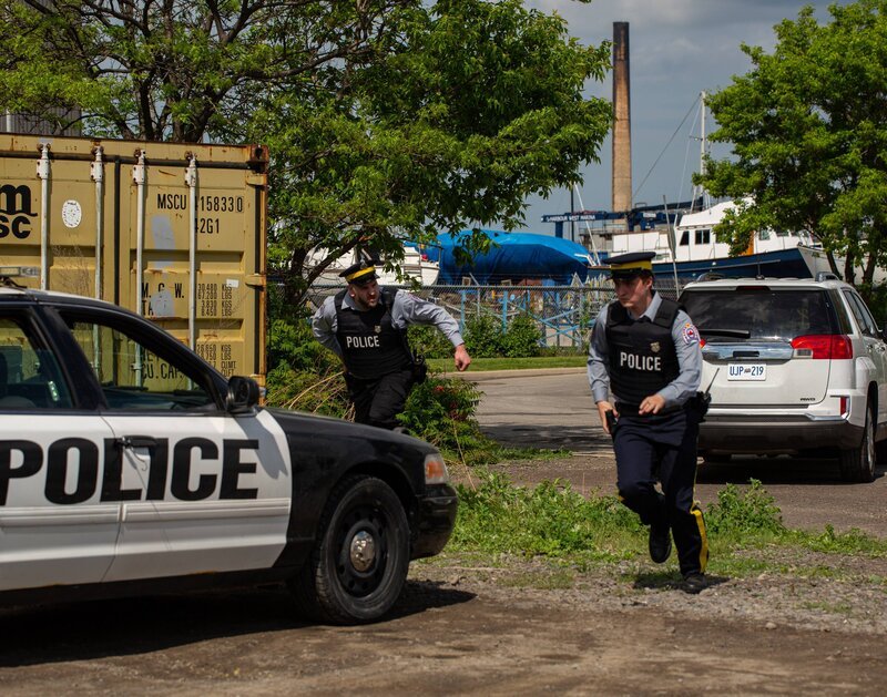 Zwei Polizisten im Einsatz – Bild: Crime + Investigation