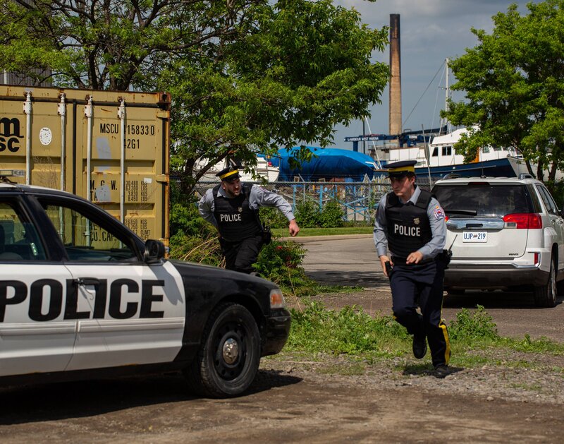 Zwei Polizisten im Einsatz – Bild: Crime + Investigation