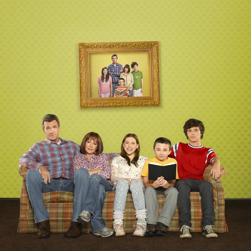Der alltägliche Wahnsinn ist bei ihnen Dauergast: Frankie (Patricia Heaton, 2.v.l.) und Mike (Neil Flynn, l.) und ihre drei Kinder Axl (Charlie McDermott, r.), Brick (Atticus Shaffer, 2.v.r.) und Sue (Eden Sher, M.) … – Bild: Warner Brothers