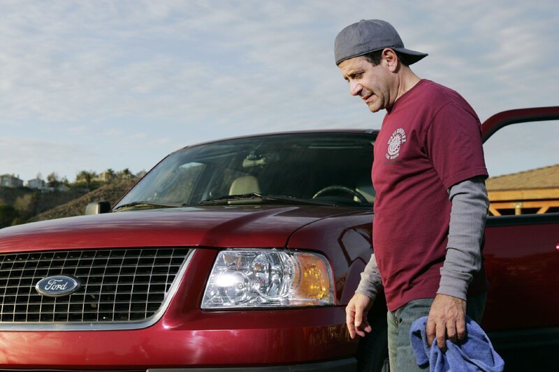 Nach seiner Flucht aus dem Gefängnistransporter ist Monk (Tony Shalhoub) untergetaucht und arbeitet unter dem Namen „Leland Rodriguez“ in einer Autowaschanlage in Nevada. Dort treibt er seine Kollegen in den Wahnsinn, da er jedes Auto mindestens eine Stunde lang sorgfältig putzt … – Bild: SUPER RTL Nach seiner Flucht aus dem Gefängnistransporter ist Monk (Tony Shalhoub) untergetaucht und arbeitet unter dem Namen „Leland Rodriguez“ in einer Autowaschanlage in Nevada. Dort treibt er seine Kollegen in den Wahnsinn, da er jedes Auto mindestens eine Stunde lang sorgfältig putzt … – Bild: SUPER RTL